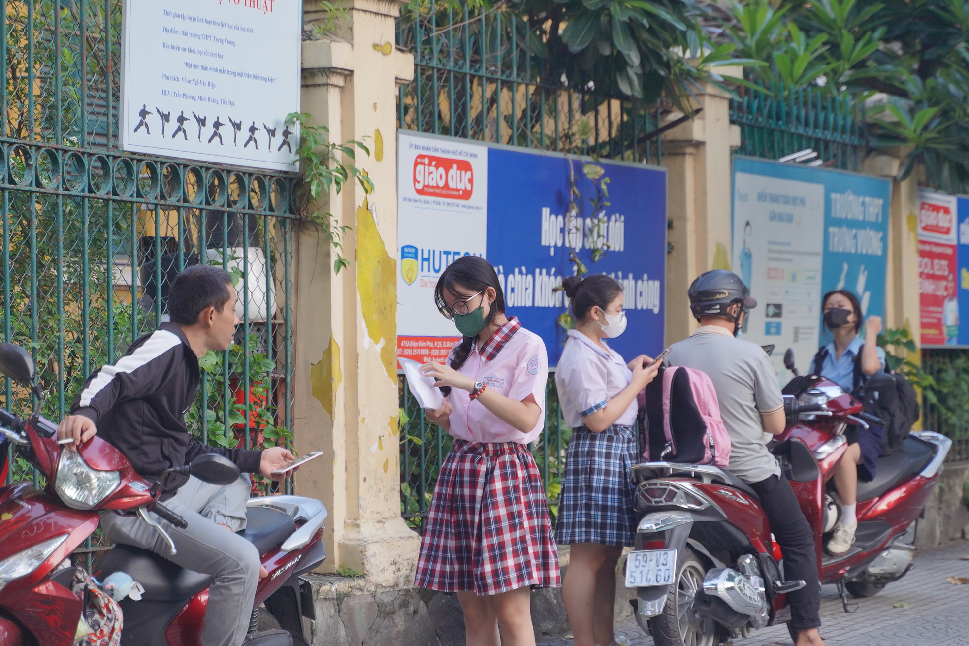 Kết thúc thi vào lớp 10 TP.HCM buổi đầu tiên: Đề Văn bàn về sự trưởng thành, thí sinh "vui điên lên" khen đề dễ!- Ảnh 38.