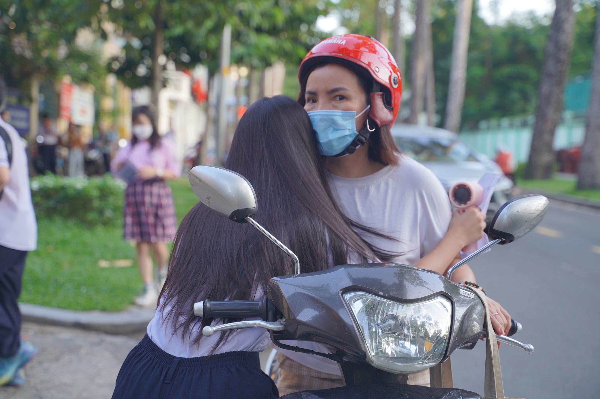Kết thúc thi vào lớp 10 TP.HCM buổi đầu tiên: Đề Văn bàn về sự trưởng thành, thí sinh "vui điên lên" khen đề dễ!- Ảnh 37.