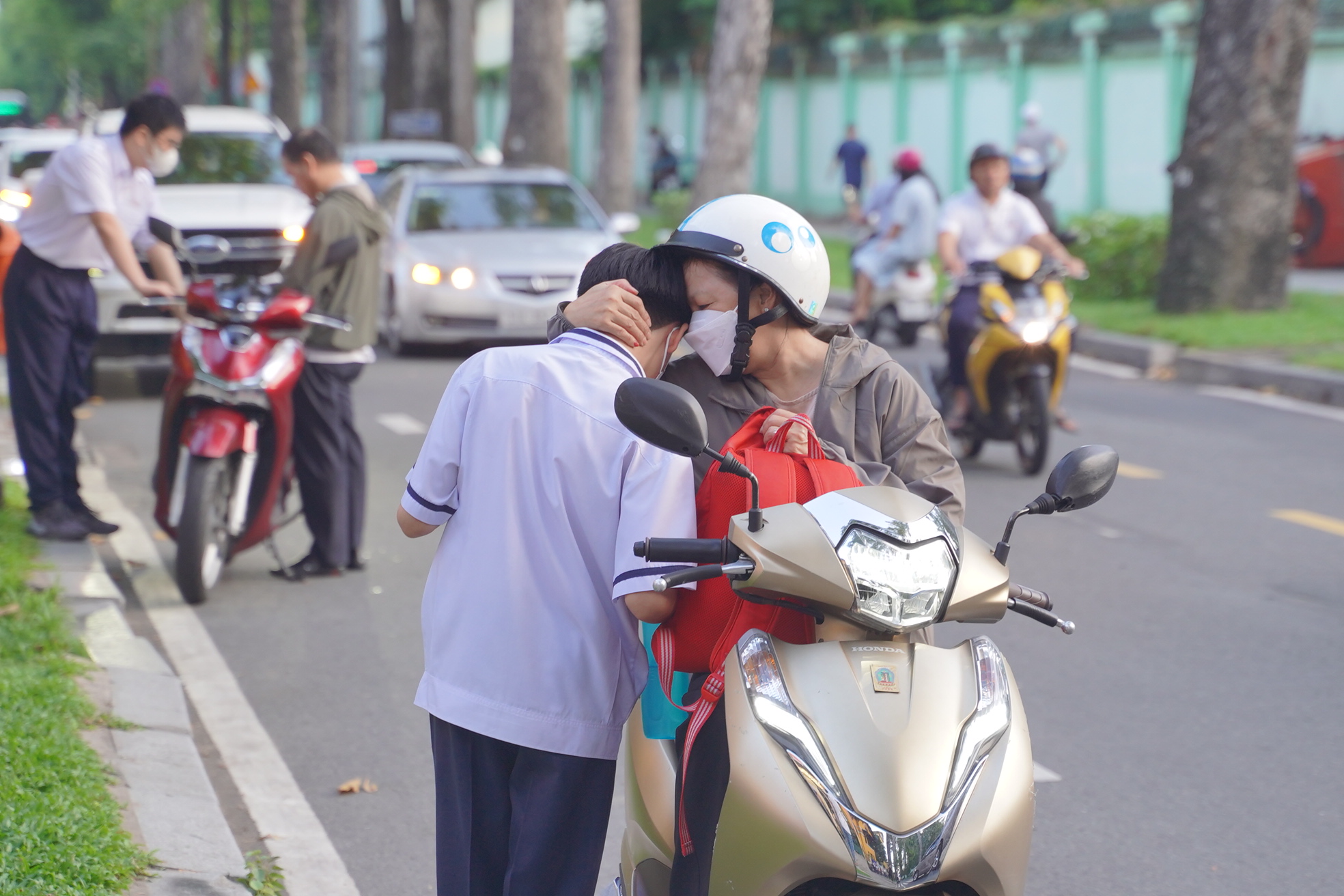Kết thúc thi vào lớp 10 TP.HCM buổi đầu tiên: Đề Văn bàn về sự trưởng thành, thí sinh "vui điên lên" khen đề dễ!- Ảnh 36.