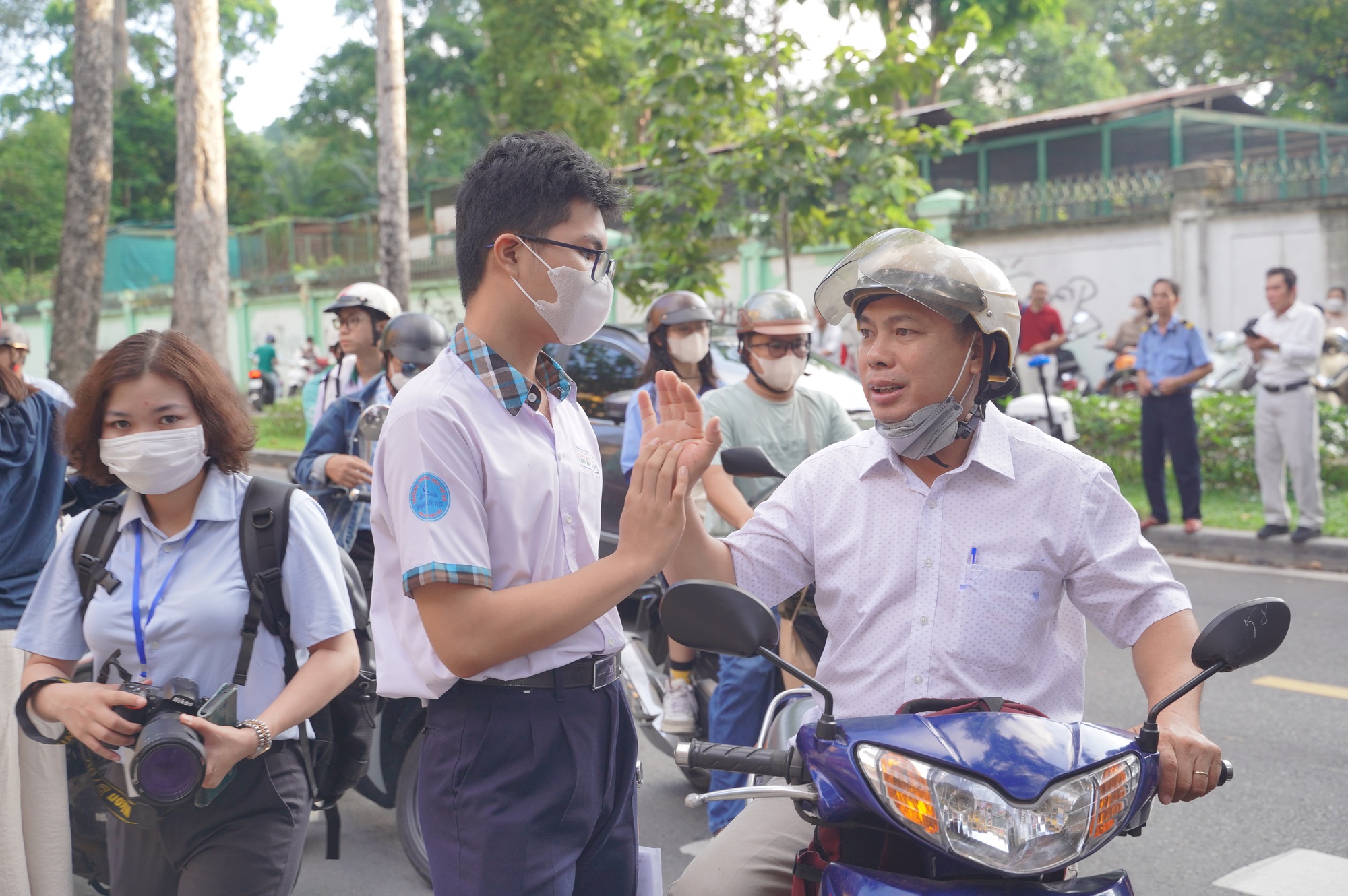 Kết thúc thi vào lớp 10 TP.HCM buổi đầu tiên: Đề Văn bàn về sự trưởng thành, thí sinh "vui điên lên" khen đề dễ!- Ảnh 33.