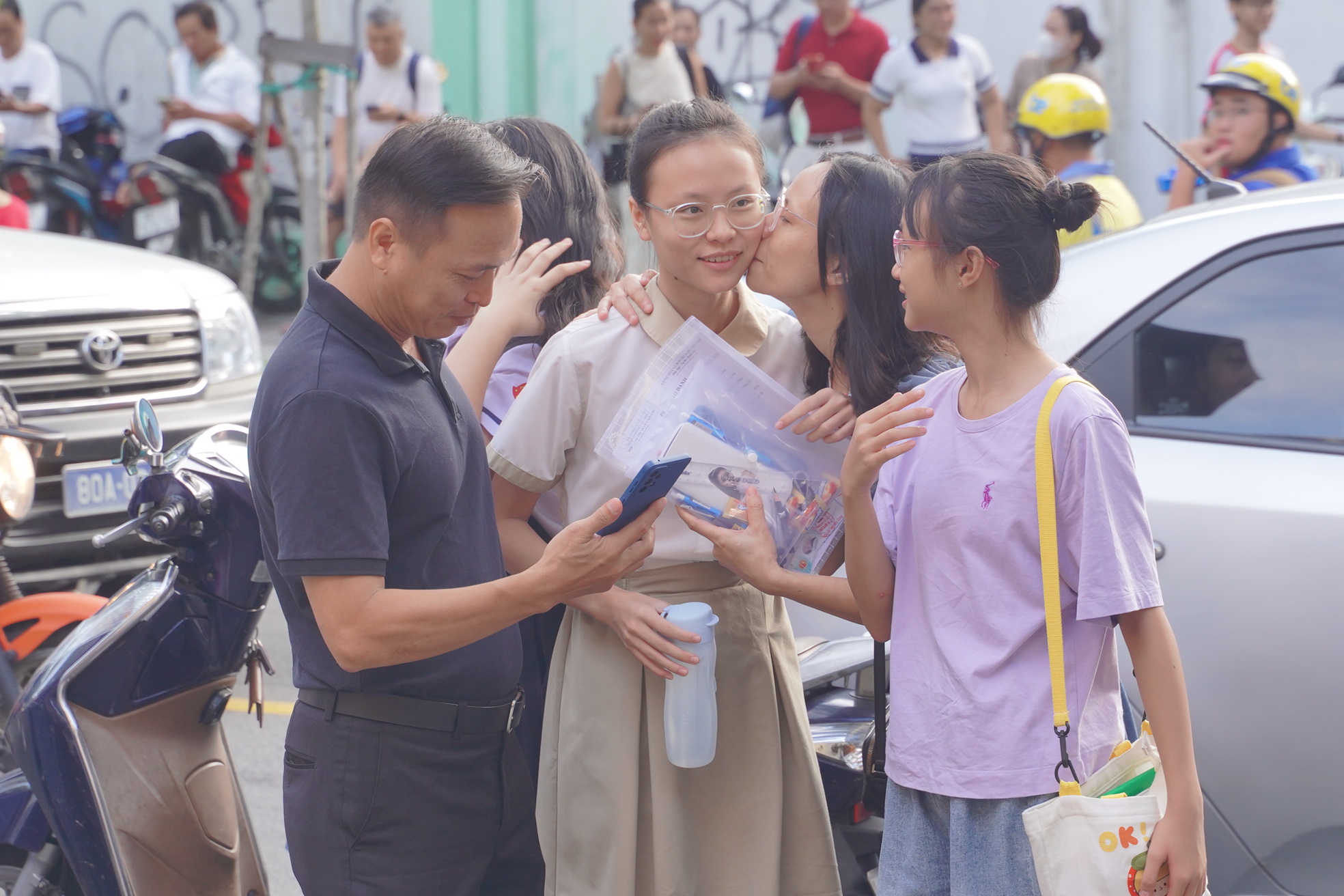 Kết thúc thi vào lớp 10 TP.HCM buổi đầu tiên: Đề Văn bàn về sự trưởng thành, thí sinh "vui điên lên" khen đề dễ!- Ảnh 31.