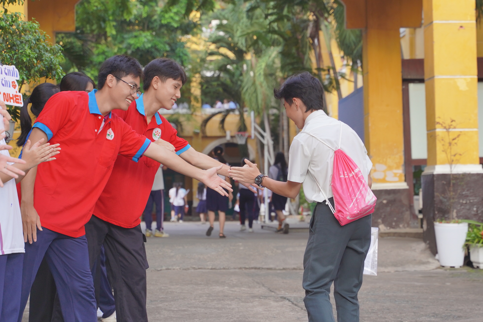 Kết thúc thi vào lớp 10 TP.HCM buổi đầu tiên: Đề Văn bàn về sự trưởng thành, thí sinh "vui điên lên" khen đề dễ!- Ảnh 28.