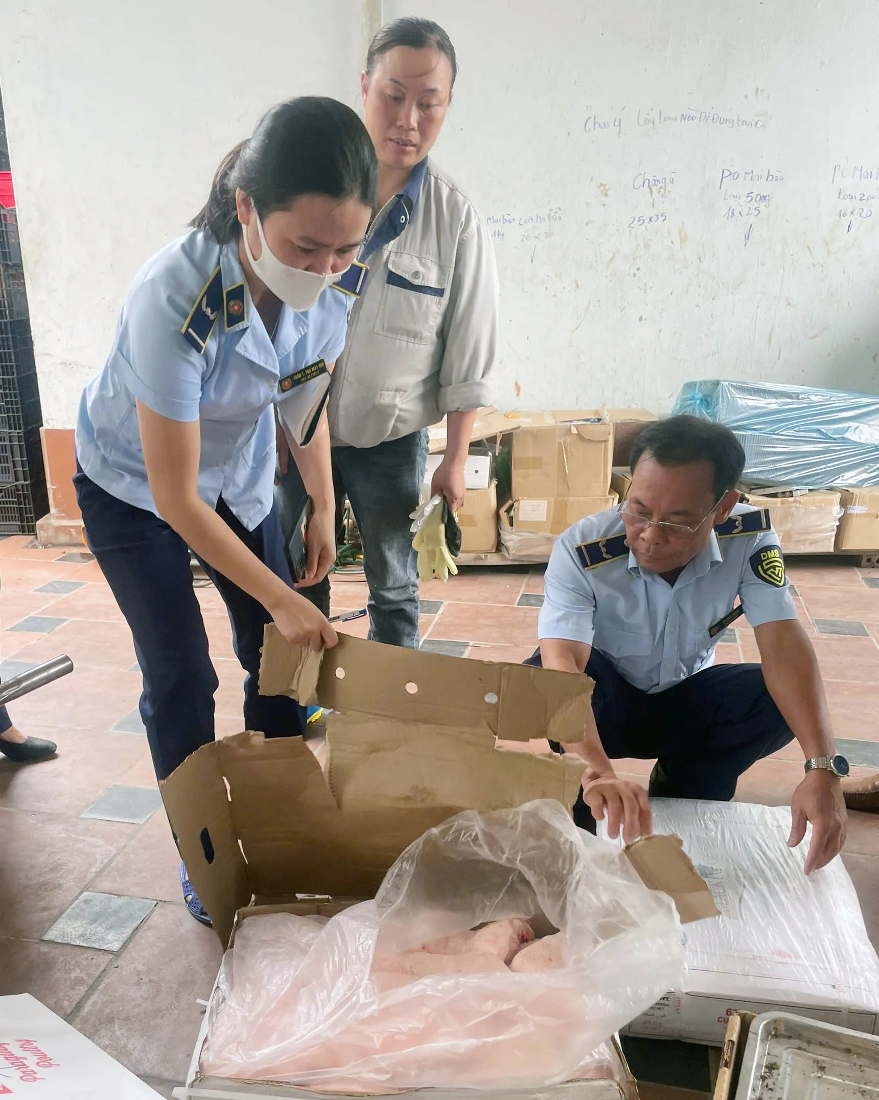 Hà Nội: Rùng mình cả tấn chân gà không nhãn mác, thịt trâu nhập lậu vừa bị cơ quan chức năng thu giữ- Ảnh 3.