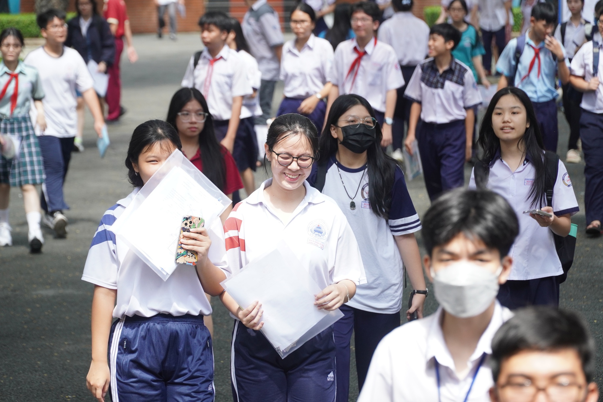 Xúc động hình ảnh thí sinh đi thi lớp 10 được cõng vào lớp- Ảnh 4.