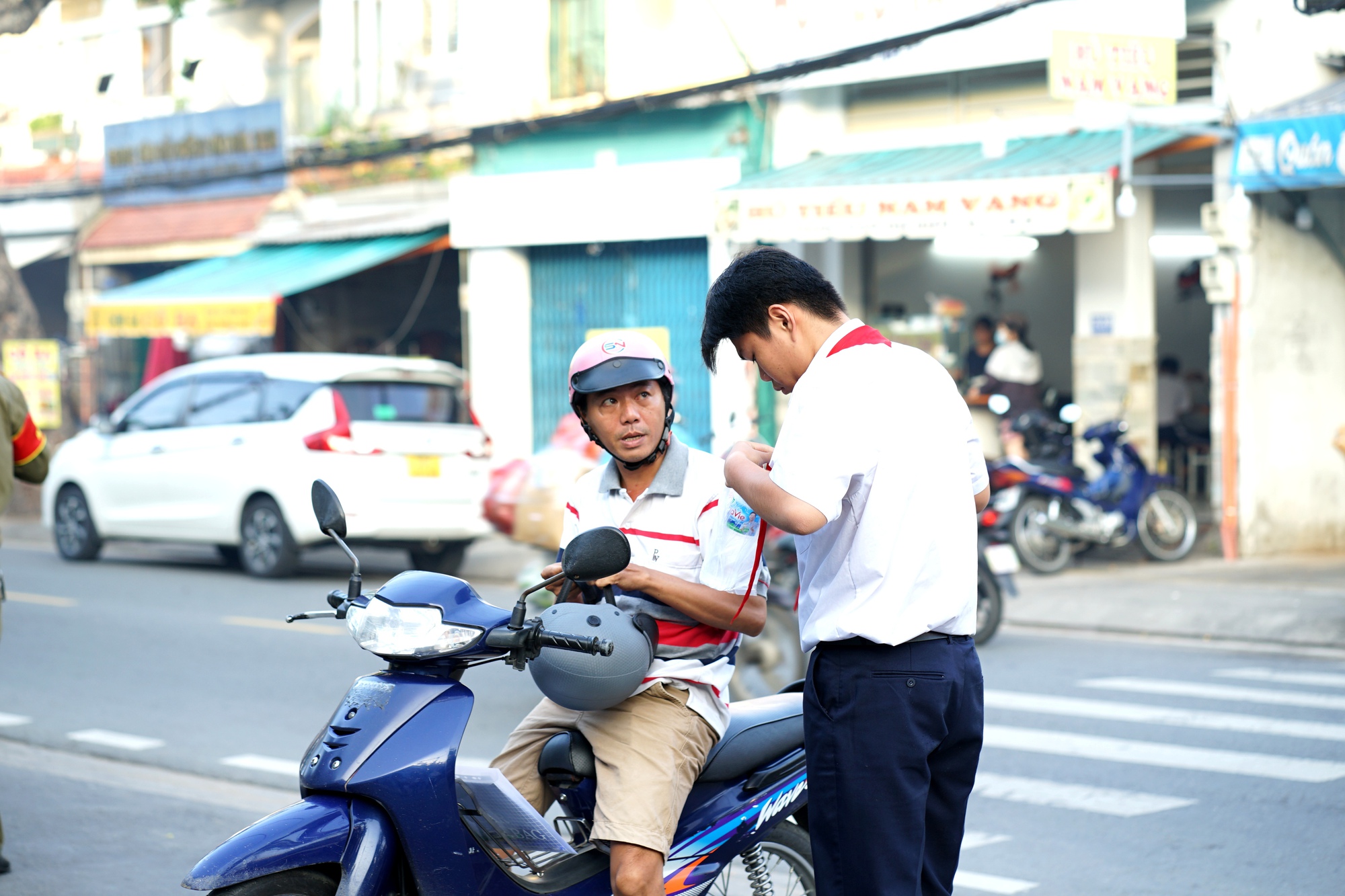 Kết thúc thi vào lớp 10 TP.HCM buổi đầu tiên: Đề Văn bàn về sự trưởng thành, thí sinh "vui điên lên" khen đề dễ!- Ảnh 26.