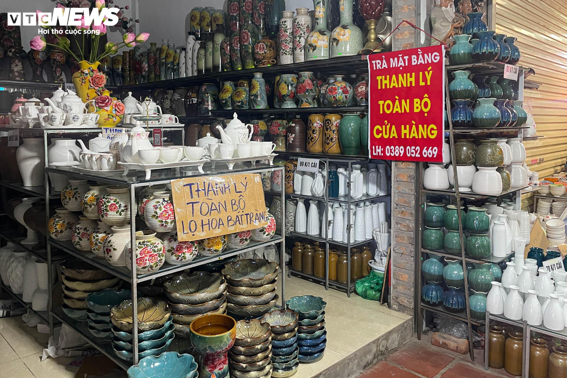 Cả tuần vắng khách mua, nhiều quầy hàng ở làng gốm Bát Tràng khóa cửa, phủ bạt- Ảnh 7.