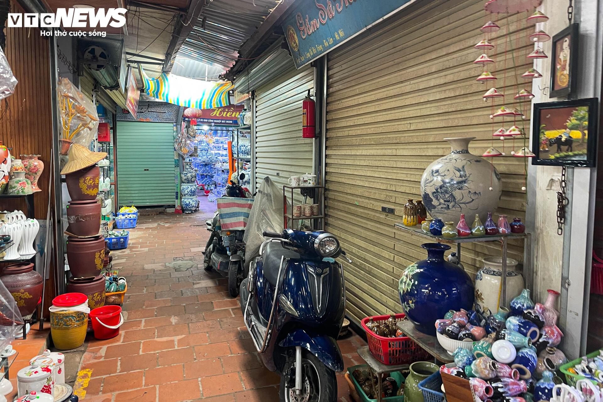 Cả tuần vắng khách mua, nhiều quầy hàng ở làng gốm Bát Tràng khóa cửa, phủ bạt- Ảnh 10.