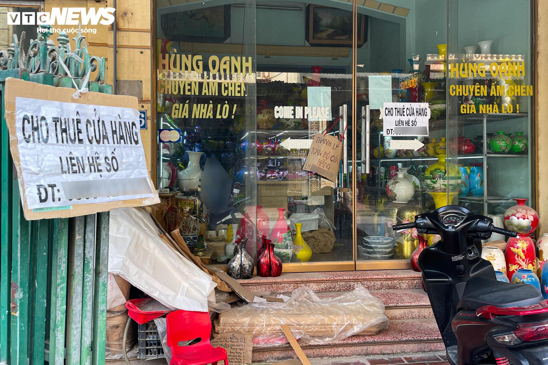 Cả tuần vắng khách mua, nhiều quầy hàng ở làng gốm Bát Tràng khóa cửa, phủ bạt- Ảnh 17.