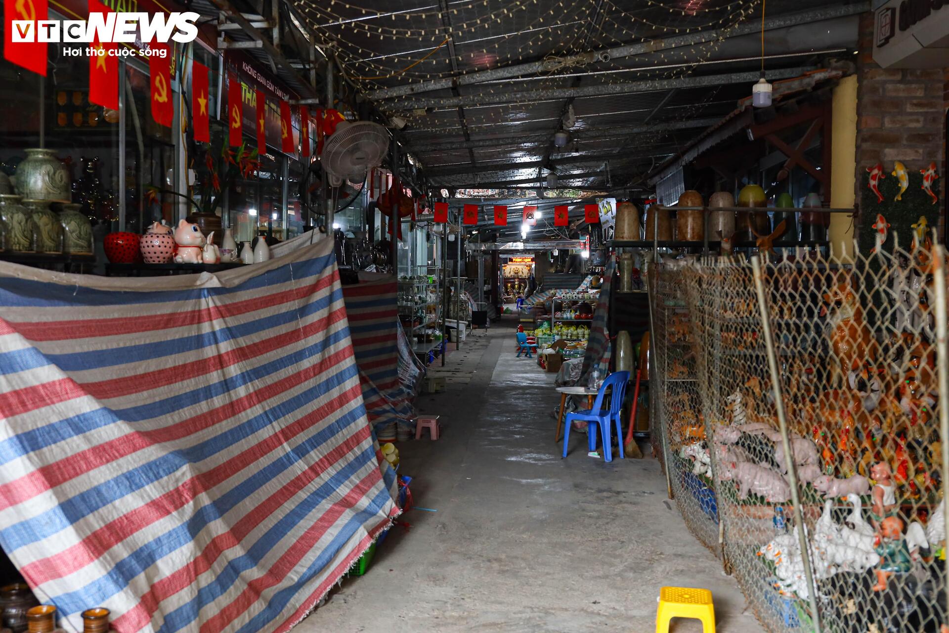 Cả tuần vắng khách mua, nhiều quầy hàng ở làng gốm Bát Tràng khóa cửa, phủ bạt- Ảnh 3.
