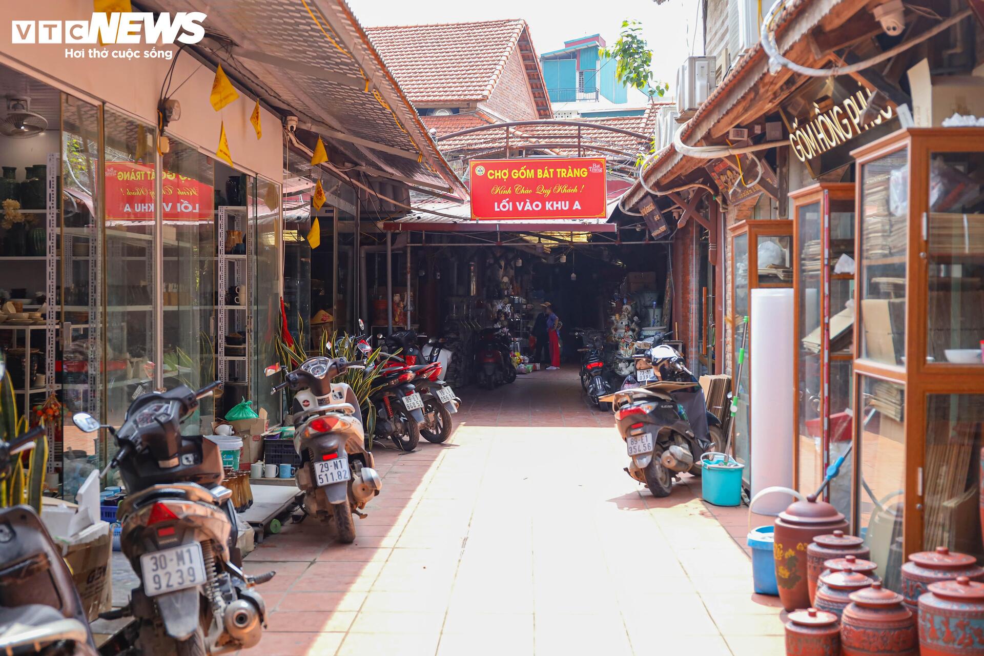 Cả tuần vắng khách mua, nhiều quầy hàng ở làng gốm Bát Tràng khóa cửa, phủ bạt- Ảnh 1.