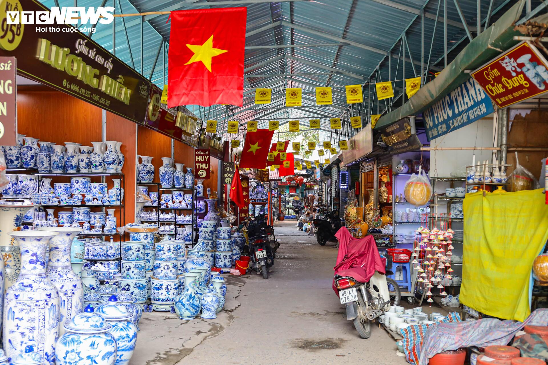 Cả tuần vắng khách mua, nhiều quầy hàng ở làng gốm Bát Tràng khóa cửa, phủ bạt- Ảnh 13.