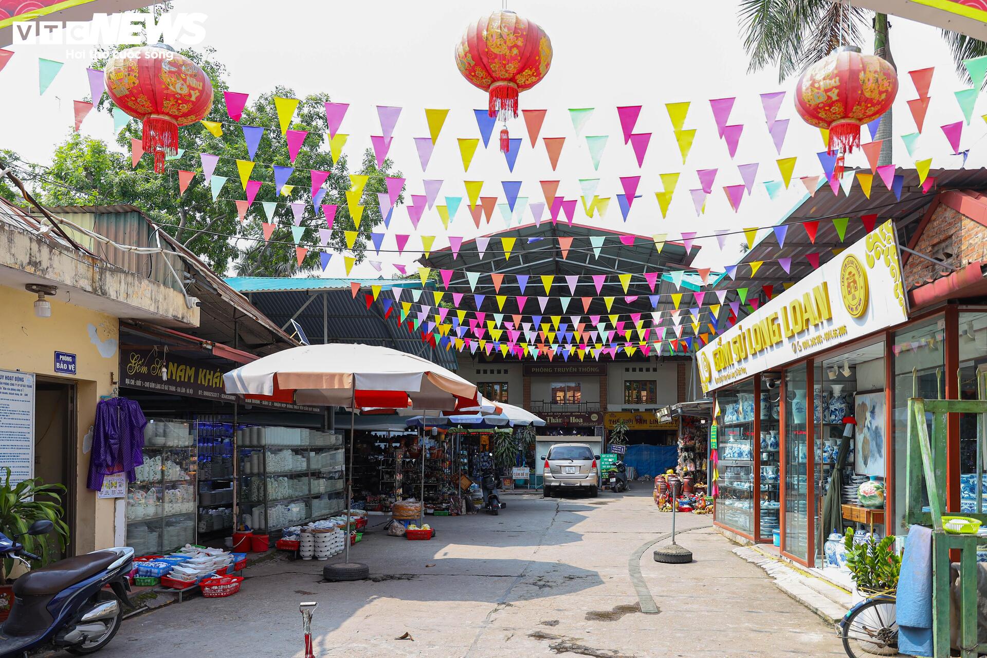 Cả tuần vắng khách mua, nhiều quầy hàng ở làng gốm Bát Tràng khóa cửa, phủ bạt- Ảnh 2.