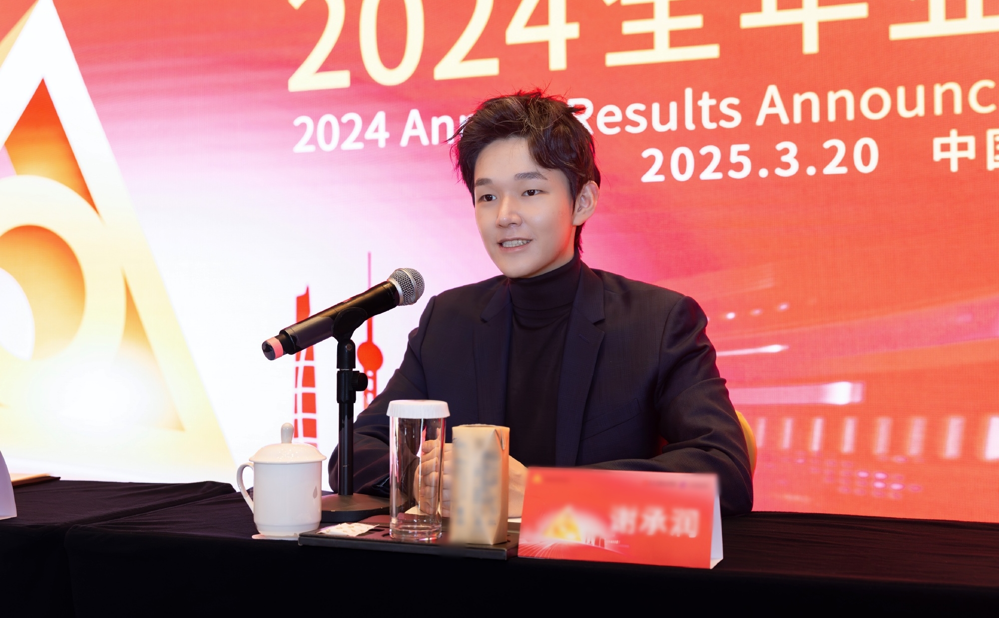 Chân dung CEO tập đoàn dược phẩm: Hóa tỷ phú chỉ sau 1 đêm, gương mặt “hack tuổi” gây sốt- Ảnh 2.