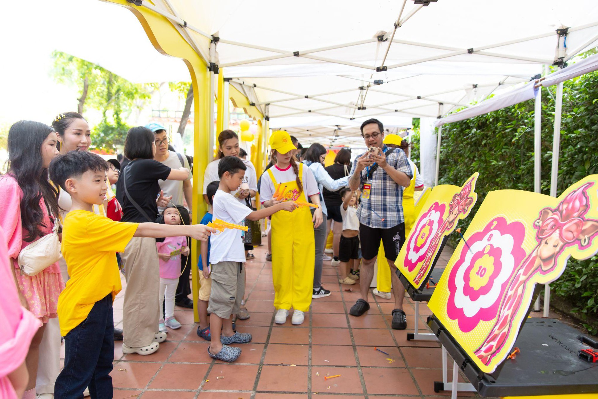 Chupa Chups lan tỏa tinh thần “Mãi Vui”: Khi người lớn và trẻ con cùng cười tít mắt tại Ngày hội Hươu Cao Cổ- Ảnh 2.