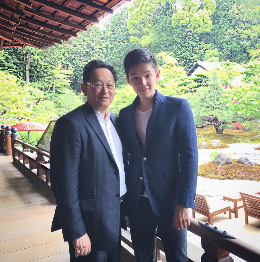 Chân dung CEO tập đoàn dược phẩm: Hóa tỷ phú chỉ sau 1 đêm, gương mặt “hack tuổi” gây sốt- Ảnh 1.