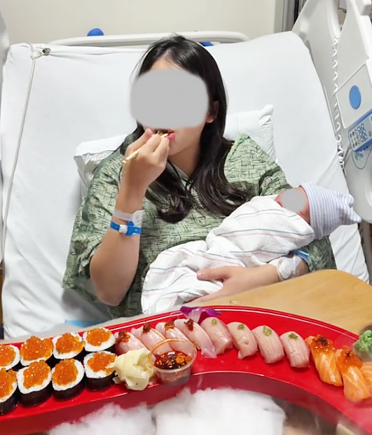 Sản phụ gây tranh cãi dữ dội vì vừa sinh xong đã mukbang sushi ngay trên giường bệnh, ôm con ngồi ăn giữa làn khói mịt mù- Ảnh 3.