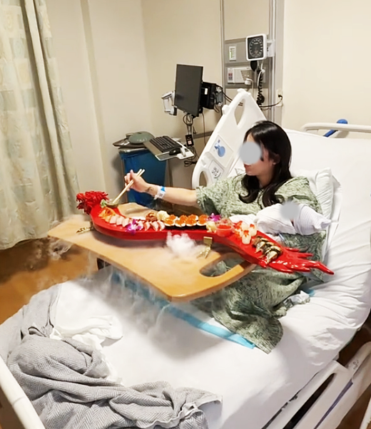 Sản phụ gây tranh cãi dữ dội vì vừa sinh xong đã mukbang sushi ngay trên giường bệnh, ôm con ngồi ăn giữa làn khói mịt mù- Ảnh 6.