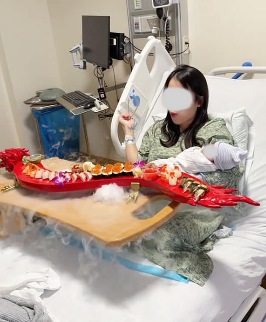 Sản phụ gây tranh cãi dữ dội vì vừa sinh xong đã mukbang sushi ngay trên giường bệnh, ôm con ngồi ăn giữa làn khói mịt mù- Ảnh 7.