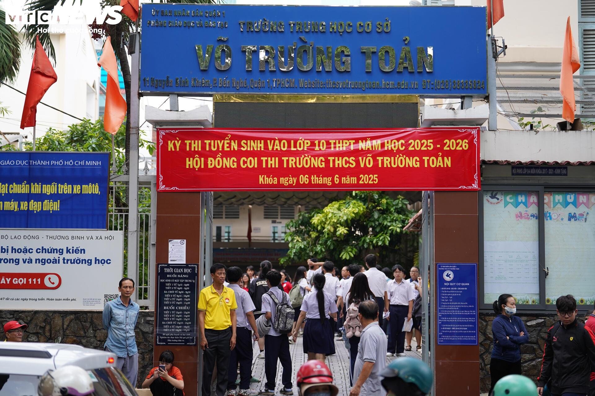 Hơn 76.000 thí sinh TP.HCM làm thủ tục thi vào lớp 10 năm 2025- Ảnh 1.