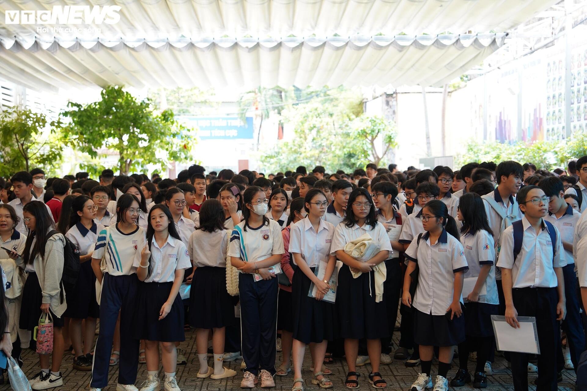 Hơn 76.000 thí sinh TP.HCM làm thủ tục thi vào lớp 10 năm 2025- Ảnh 12.