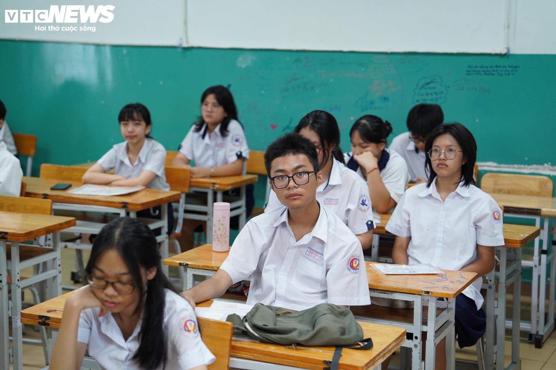 Hơn 76.000 thí sinh TP.HCM làm thủ tục thi vào lớp 10 năm 2025- Ảnh 10.