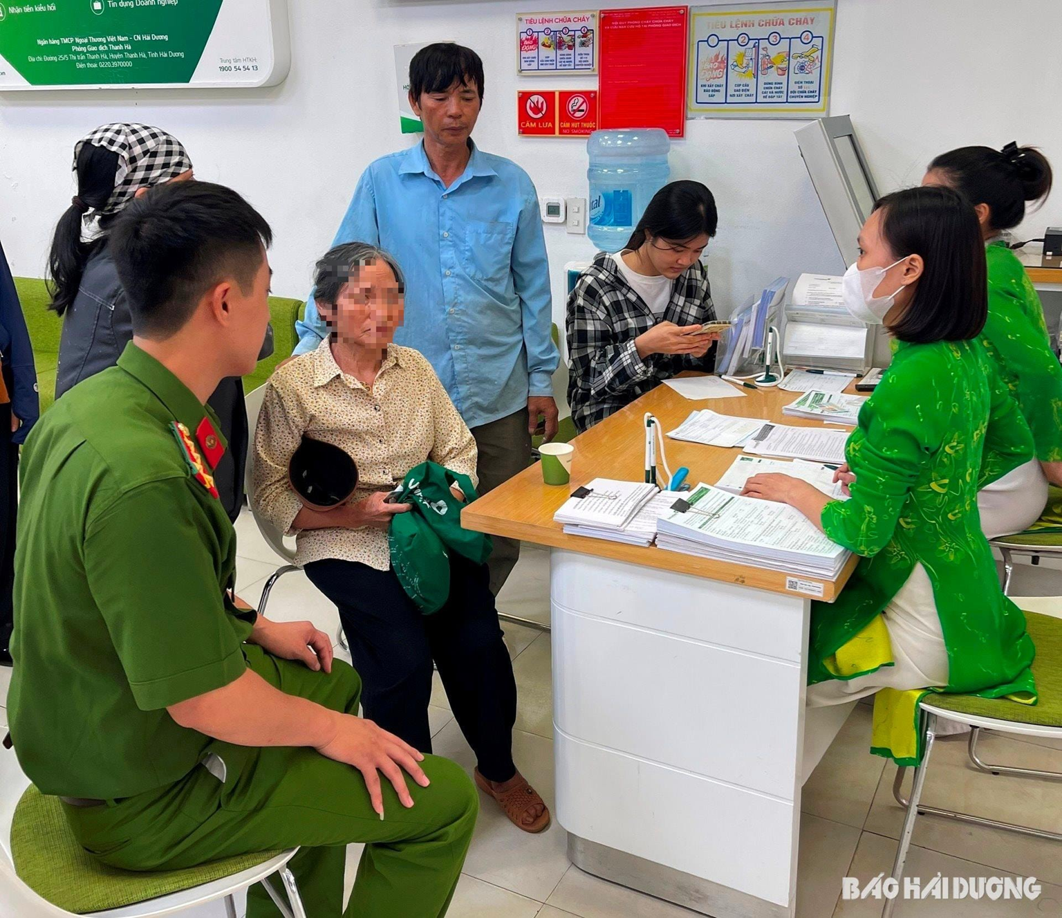 Cụ b&agrave; đến ng&acirc;n h&agrave;ng Vietcombank nhờ chuyển khoản 150 triệu đồng: Nh&acirc;n vi&ecirc;n nh&igrave;n 1 dấu hiệu, lập tức b&aacute;o c&ocirc;ng an- Ảnh 1.