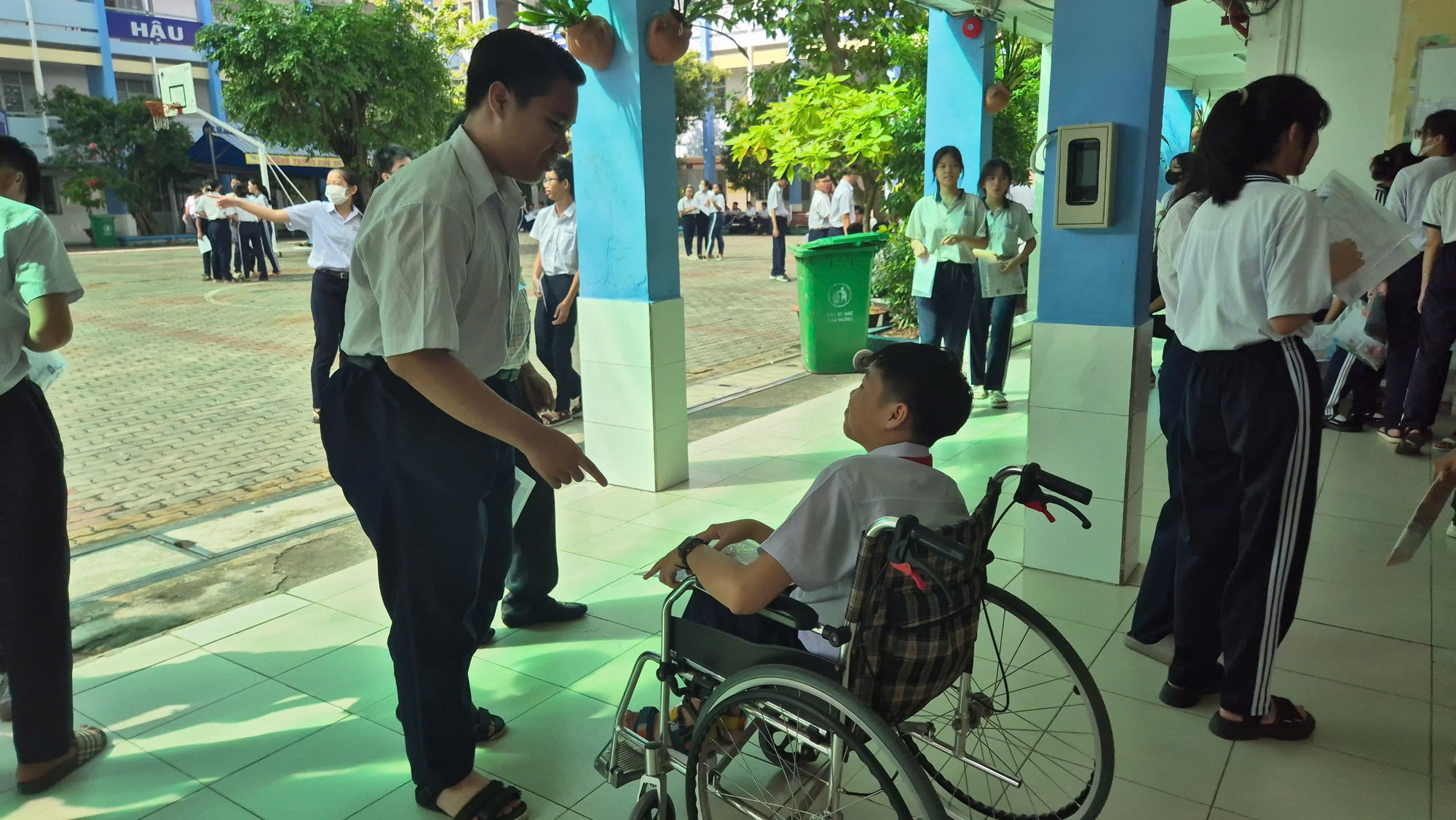 Xúc động hình ảnh thí sinh đi thi lớp 10 được cõng vào lớp- Ảnh 3.