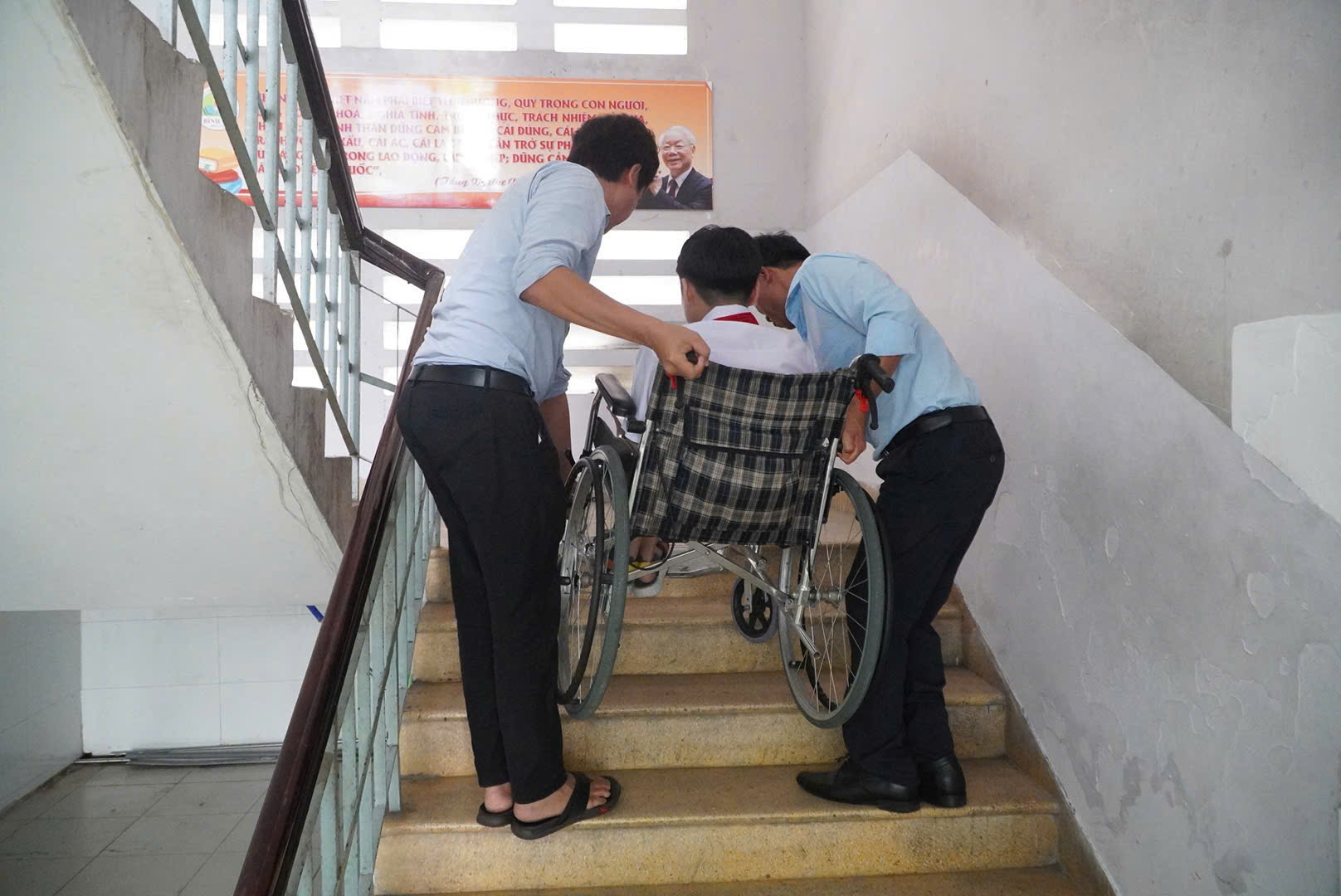 Xúc động hình ảnh thí sinh đi thi lớp 10 được cõng vào lớp- Ảnh 1.