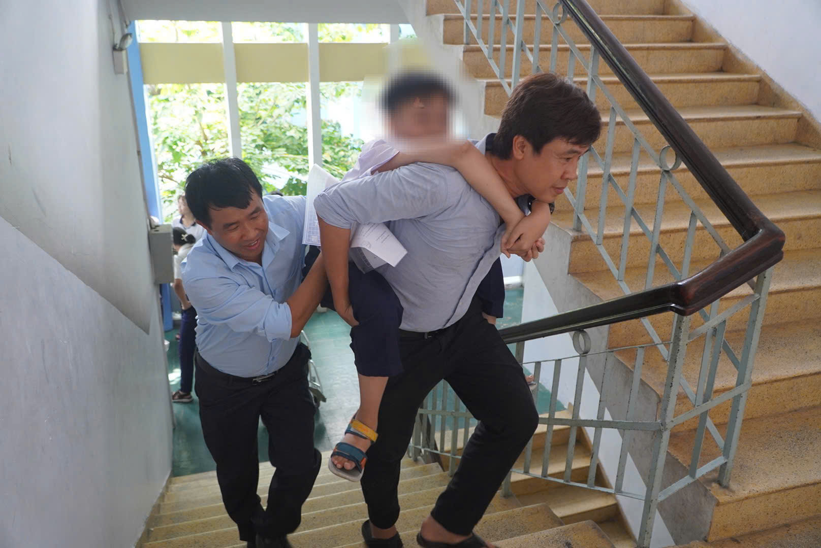 Xúc động hình ảnh thí sinh đi thi lớp 10 được cõng vào lớp- Ảnh 2.