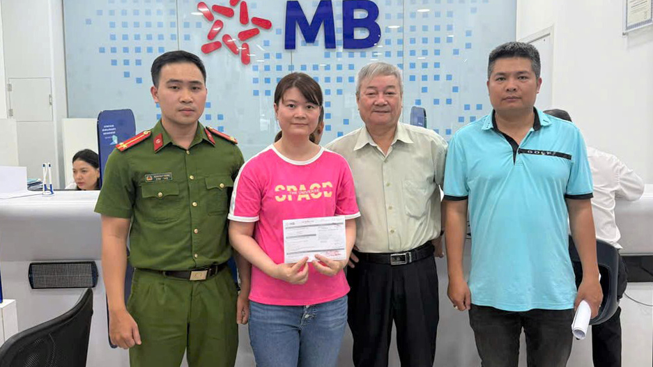 Chuyển 100 triệu đồng vào tài khoản không hoạt động, người phụ nữ lập tức báo công an, phát hiện chủ tài khoản đang ở nước ngoài- Ảnh 1.