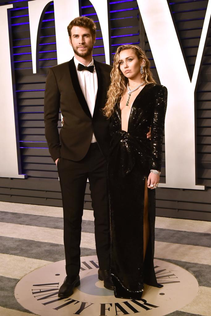 Ly hôn 5 năm, Miley Cyrus vẫn cay cú vào hùa với fan 