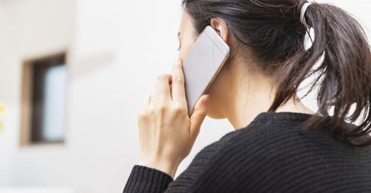 Chăm mẹ chồng 20 năm vẫn bị hắt hủi, 1 năm sau khi bà qua đời, ngân hàng ráo riết tìm con dâu thông báo: “50 cây vàng và 6 tỷ này là của cô”!- Ảnh 2.