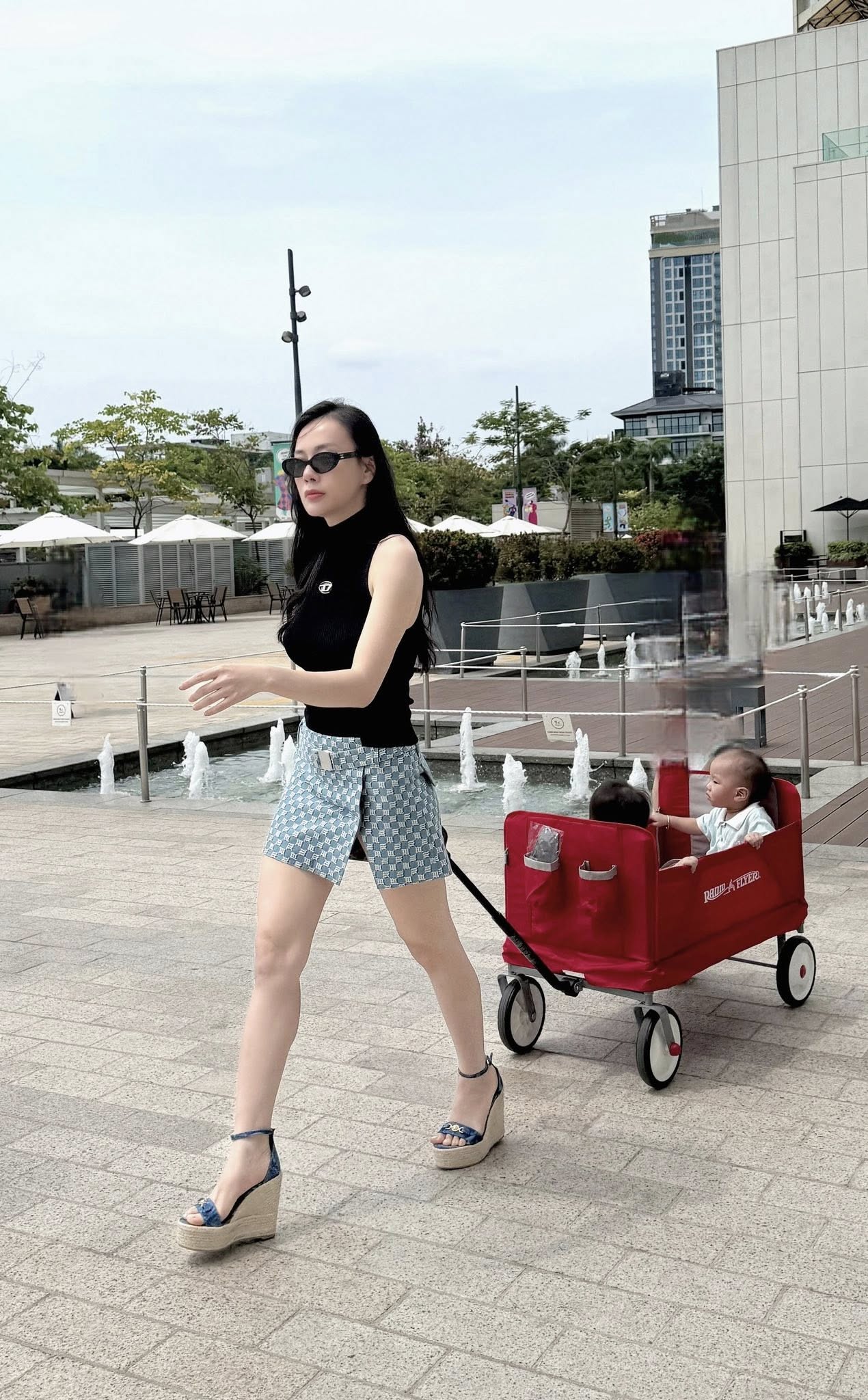 Cặp song sinh Jimmy - Jenny nhà Phương Oanh bé xíu đã có "xế hộp" riêng: Mẹ chăm khéo thế này, hỏi sao shark Bình không chiều hết mực!- Ảnh 3.