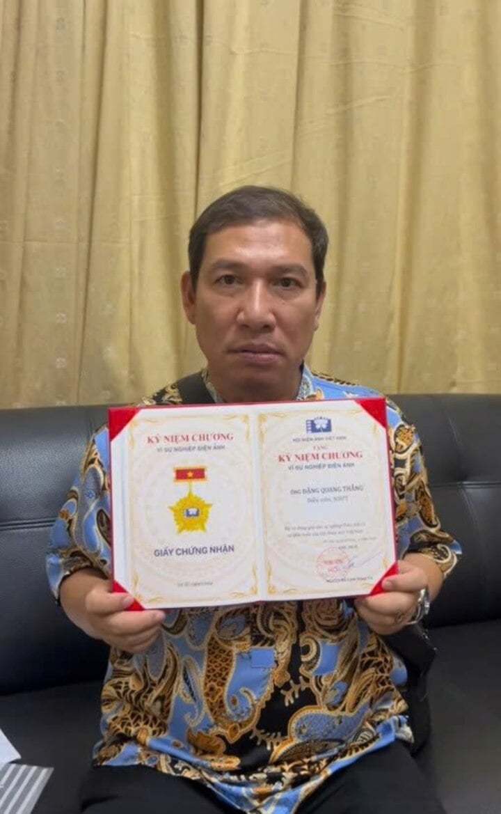 NSƯT Quang Thắng khiến dân mạng cười ngất vì biểu cảm NSƯT Quang Thắng khiến dân mạng cười ngất vì biểu cảm