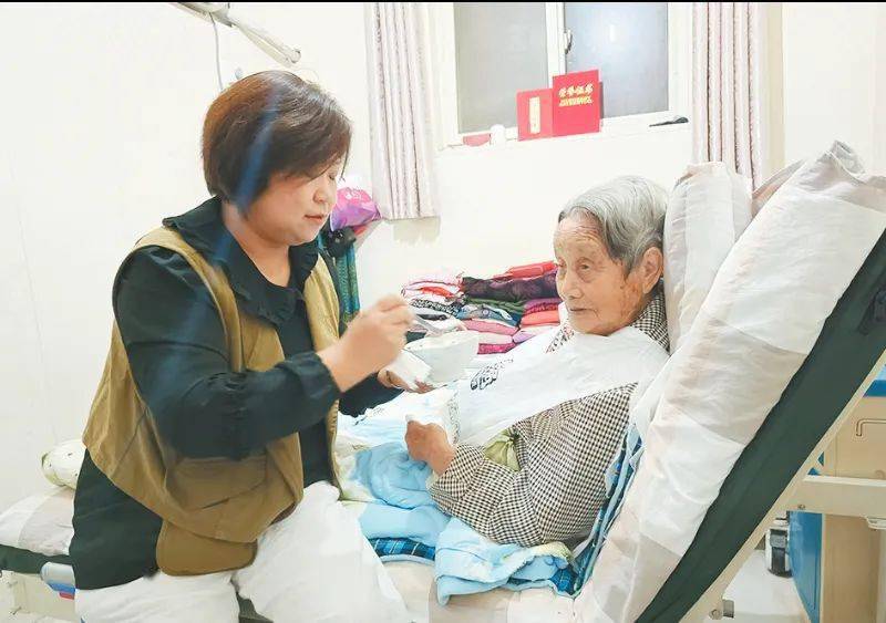 Chăm mẹ chồng 20 năm vẫn bị hắt hủi, 1 năm sau khi bà qua đời, ngân hàng ráo riết tìm con dâu thông báo: “50 cây vàng và 6 tỷ này là của cô”!- Ảnh 1.
