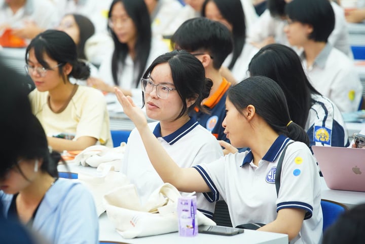 Nhiều đại học "khai tử" khối C v&agrave;o ph&uacute;t ch&oacute;t, Bộ GD&ĐT y&ecirc;u cầu điều chỉnh- Ảnh 1.