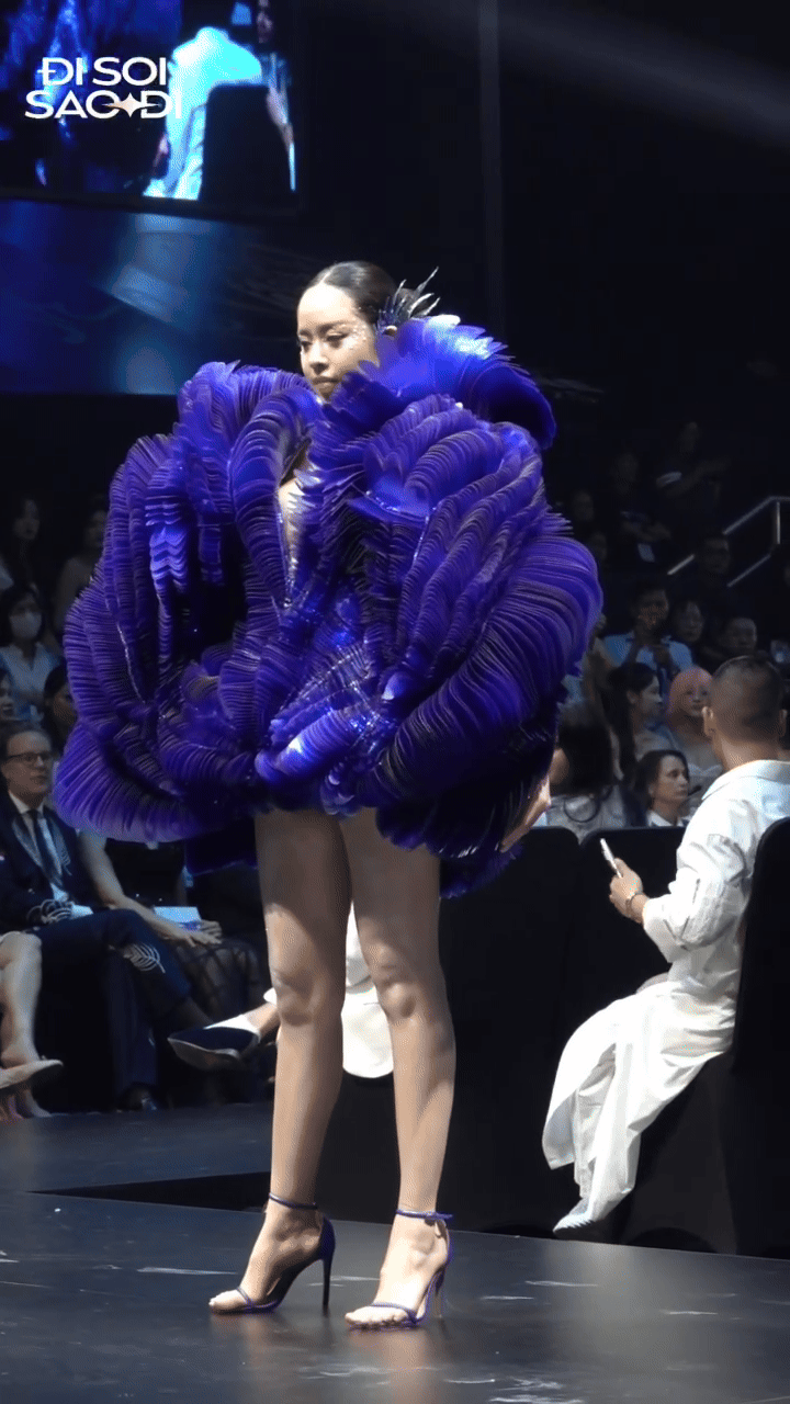 Thanh Thủy bùng nổ visual khi làm first face nhưng trình catwalk vẫn bị “soi nhẹ”- Ảnh 1.