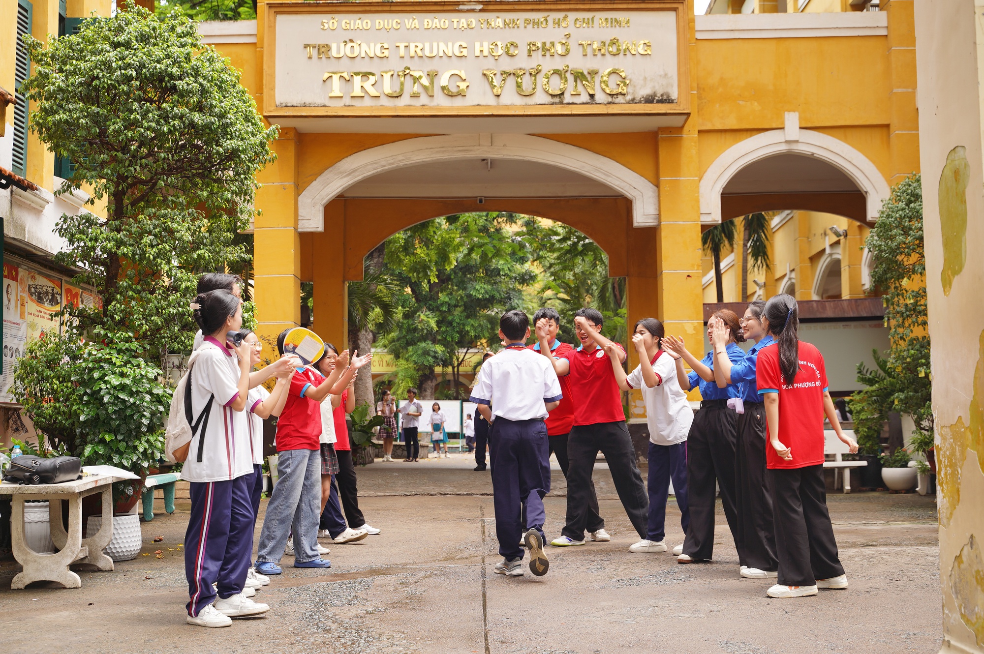 Hết giờ thi môn Ngoại ngữ vào lớp 10 TP.HCM: Thí sinh ai cũng khoe "Dễ lắm" nhưng sợ điểm chuẩn sẽ tăng!- Ảnh 18.