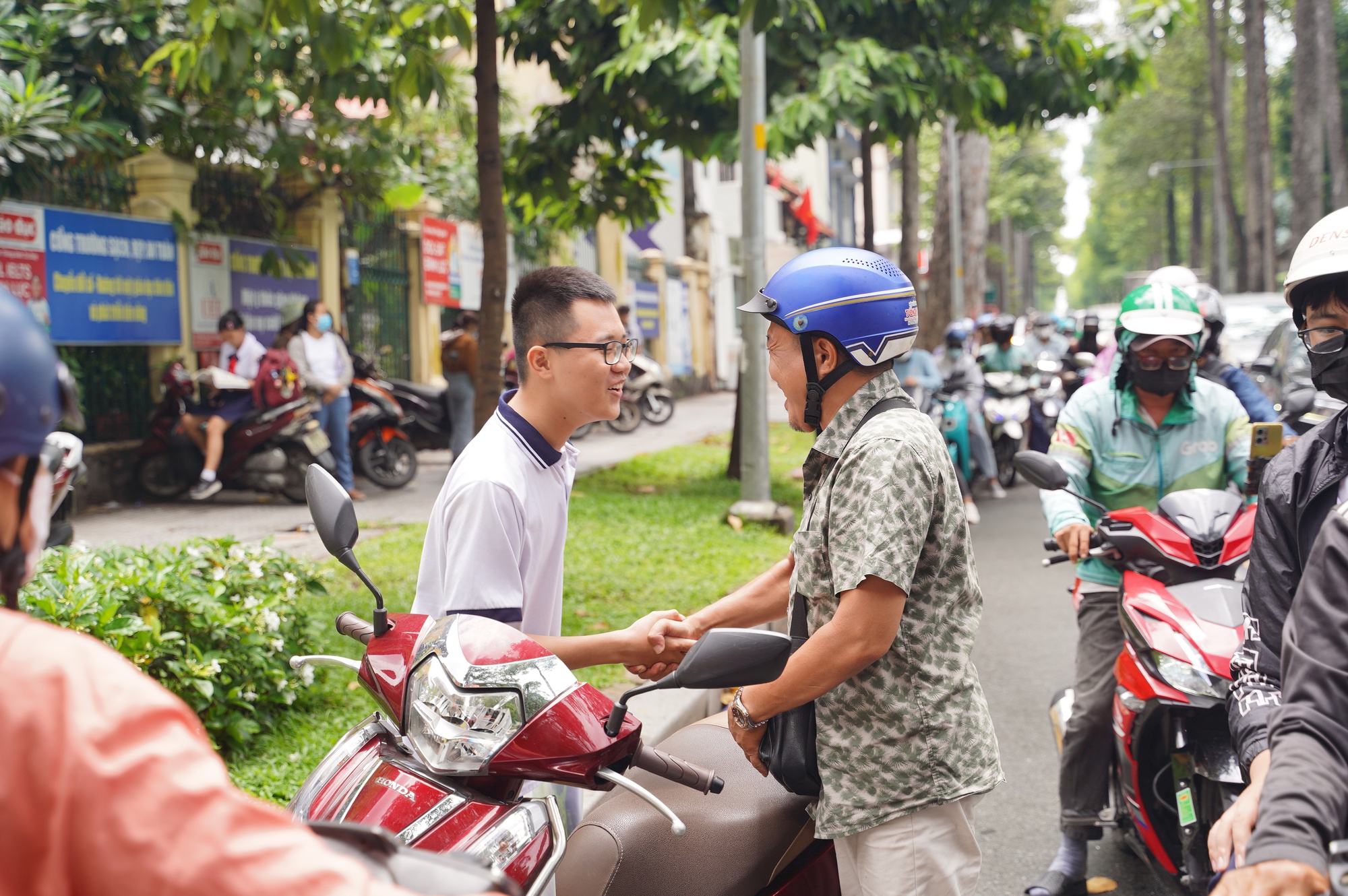 Hết giờ thi môn Ngoại ngữ vào lớp 10 TP.HCM: Thí sinh ai cũng khoe "Dễ lắm" nhưng sợ điểm chuẩn sẽ tăng!- Ảnh 15.