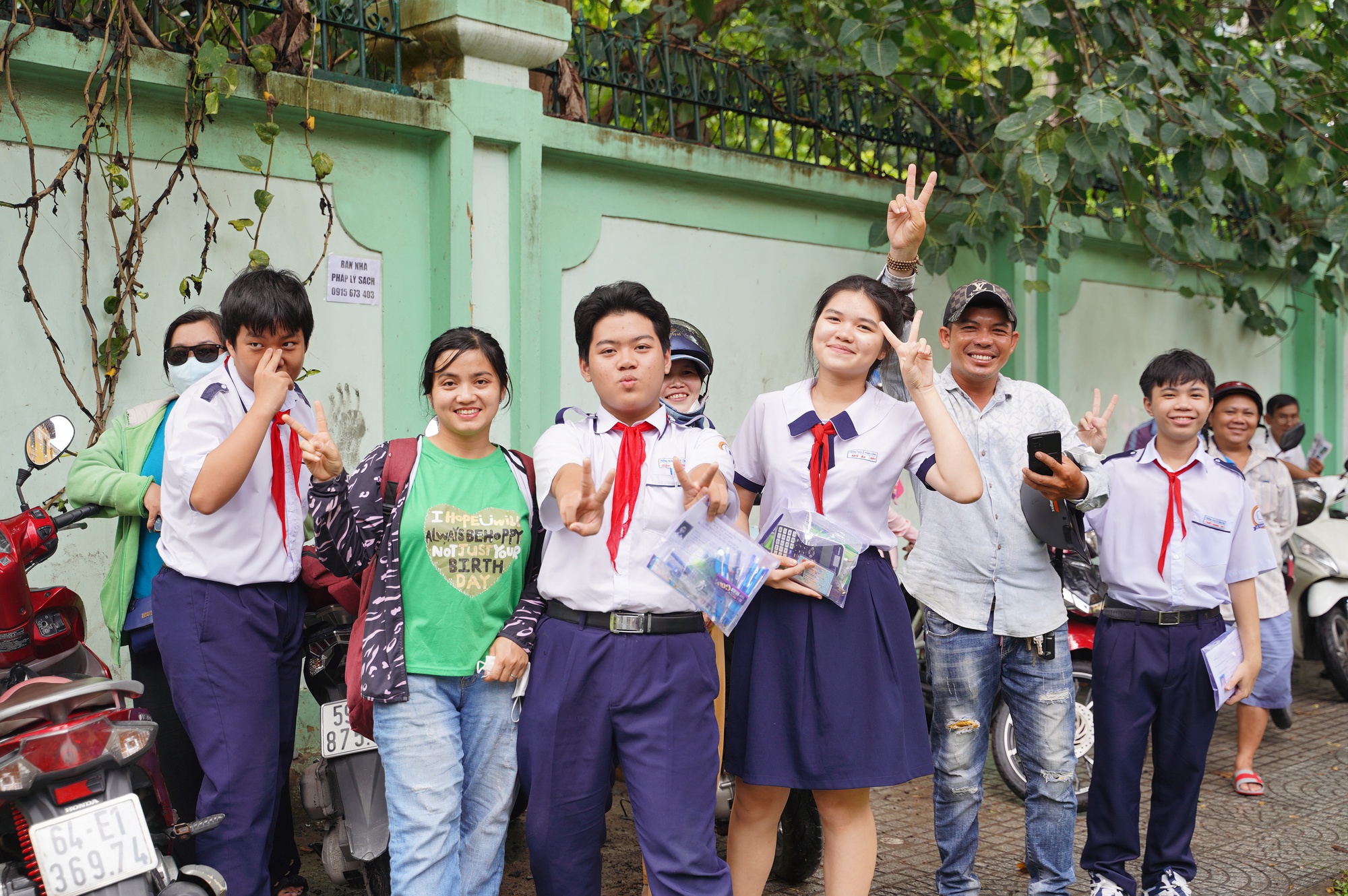Hết giờ thi môn Ngoại ngữ vào lớp 10 TP.HCM: Thí sinh ai cũng khoe "Dễ lắm" nhưng sợ điểm chuẩn sẽ tăng!- Ảnh 14.