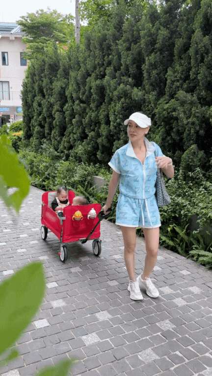 Cặp song sinh Jimmy - Jenny nhà Phương Oanh bé xíu đã có "xế hộp" riêng: Mẹ chăm khéo thế này, hỏi sao shark Bình không chiều hết mực!- Ảnh 6.