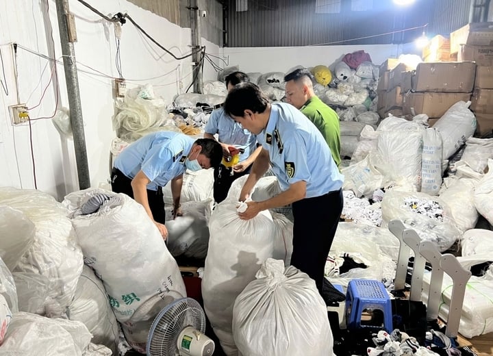 Gi&agrave;y Adidas, Nike, Puma giả, gi&aacute; v&agrave;i trăm ngh&igrave;n một đ&ocirc;i b&aacute;n khắp nơi ở TP.HCM- Ảnh 2.