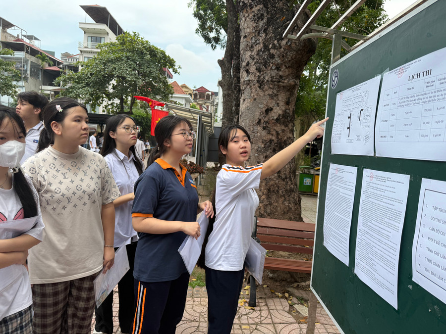 Gần 104.000 th&iacute; sinh H&agrave; Nội l&agrave;m thủ tục dự thi v&agrave;o lớp 10- Ảnh 2.