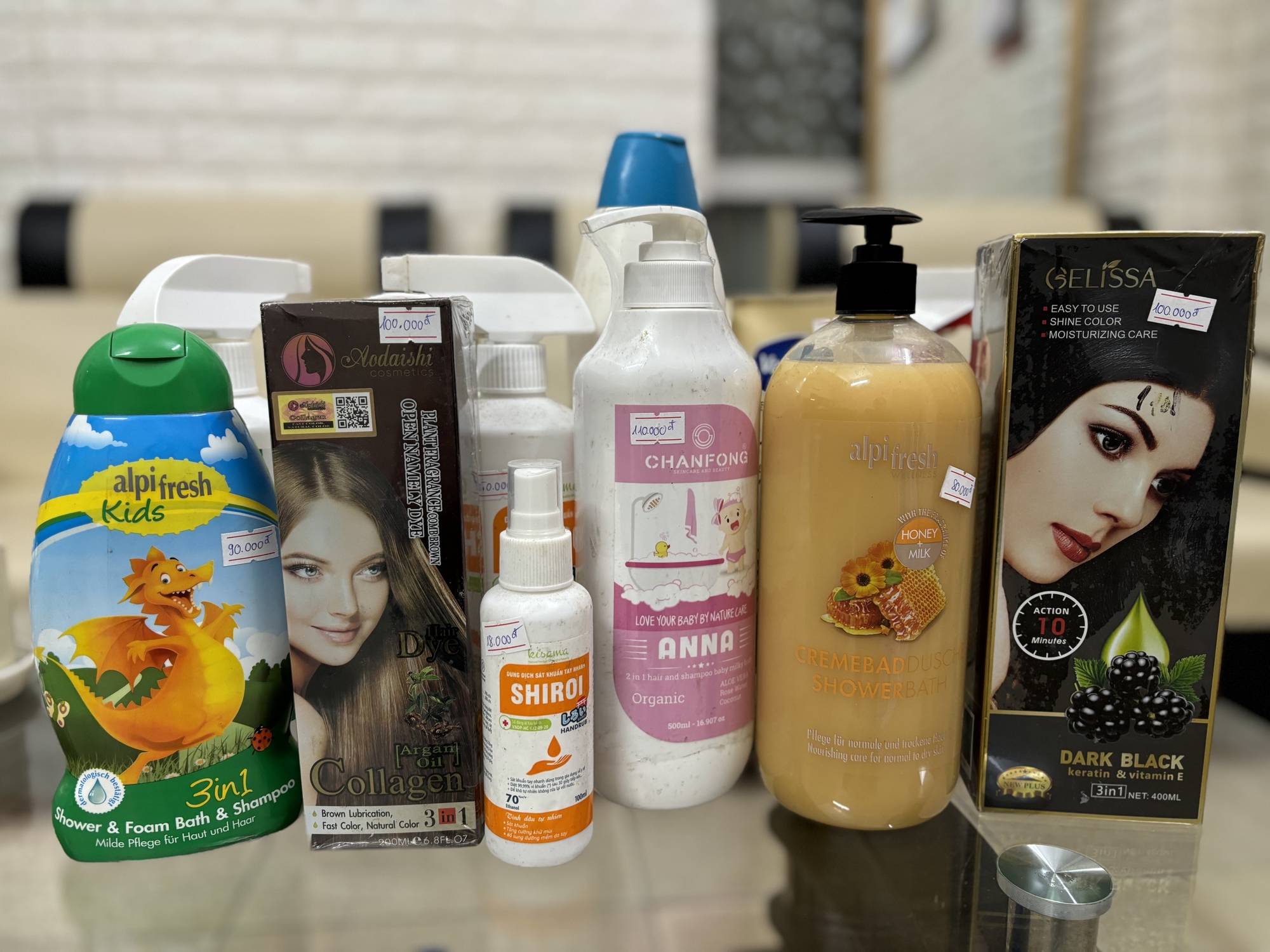 Kiểm tra đột xuất công ty Minh Ngọc Group ở Hải Dương: Phát hiện hơn 900 mỹ phẩm, sữa tắm người lớn, trẻ em, chất tẩy rửa… quá hạn sử dụng- Ảnh 1.