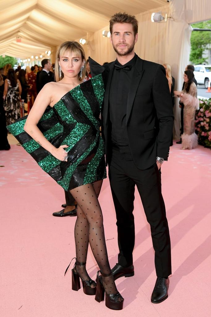 Ly hôn 5 năm, Miley Cyrus vẫn cay cú vào hùa với fan 