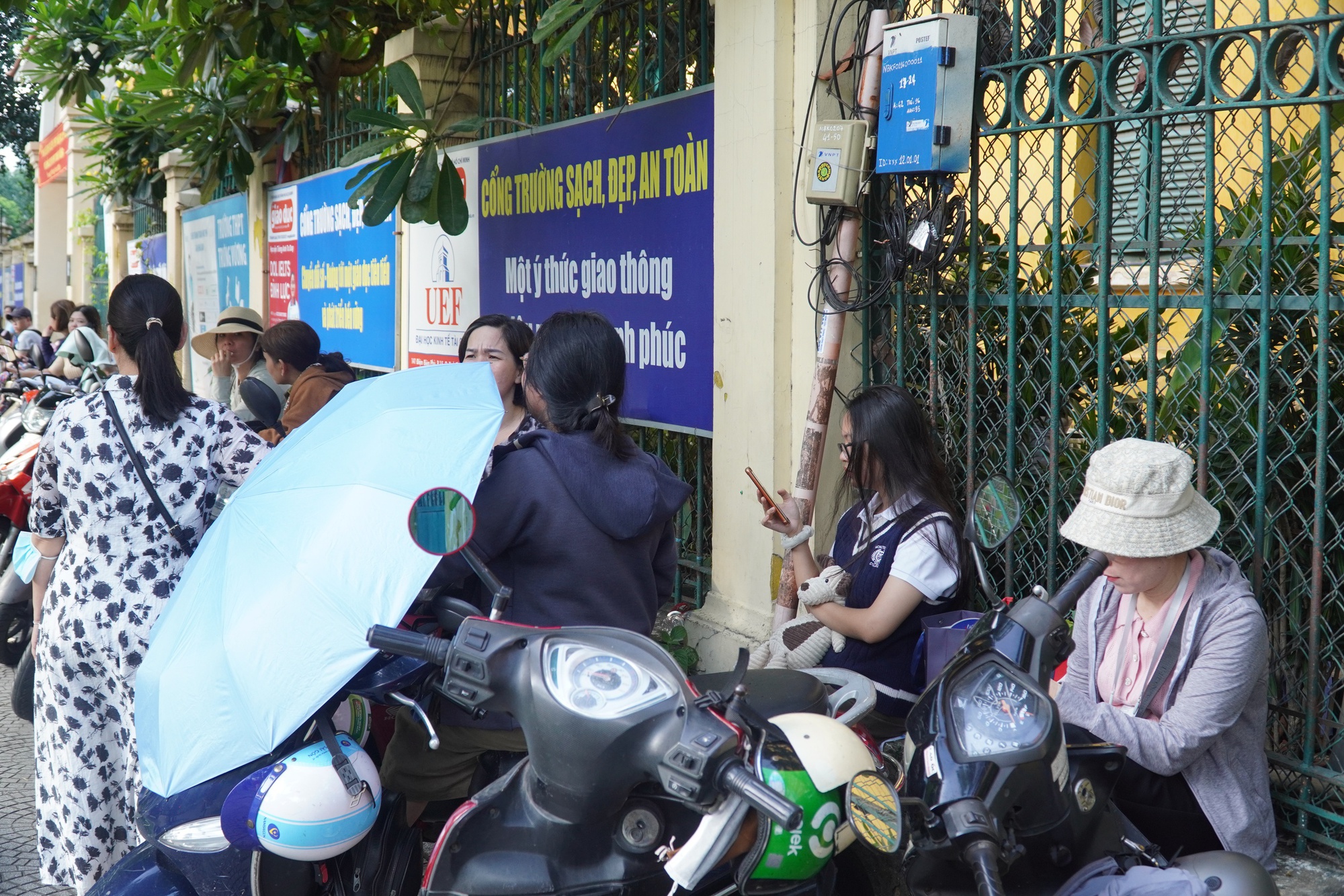 Những khoảnh khắc xúc động tại kỳ thi tuyển sinh lớp 10- Ảnh 11.