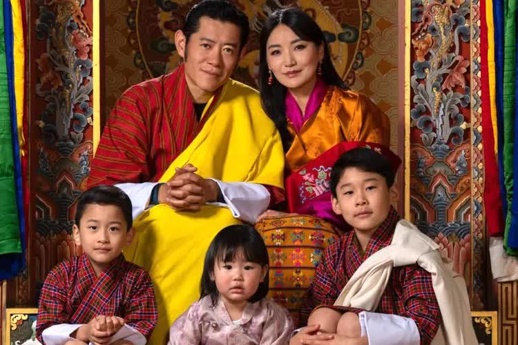 "Hoàng hậu đẹp nhất châu Á" kỷ niệm sinh nhật 35 tuổi bằng 1 bức ảnh, hé lộ cuộc sống hoàng gia Bhutan bí ẩn- Ảnh 1.