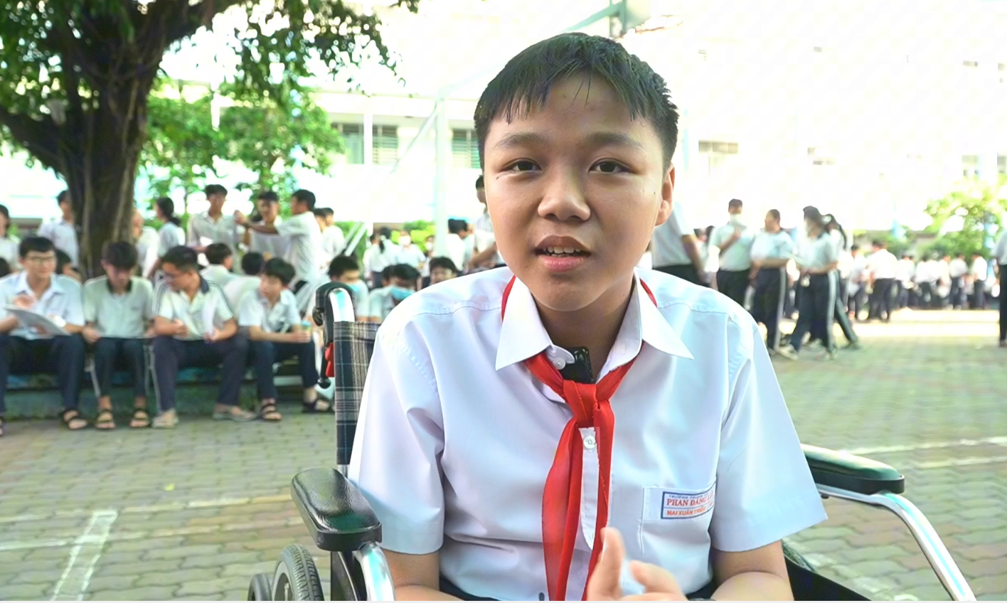 Điều chưa kể về thí sinh ngồi xe lăn, đeo máy đo đường huyết đặc biệt nhất kỳ thi vào lớp 10 tại TP.HCM năm nay- Ảnh 2.