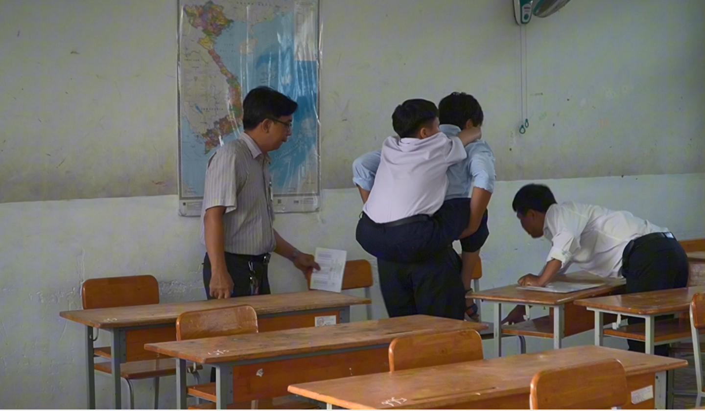 Điều chưa kể về thí sinh ngồi xe lăn, đeo máy đo đường huyết đặc biệt nhất kỳ thi vào lớp 10 tại TP.HCM năm nay- Ảnh 1.