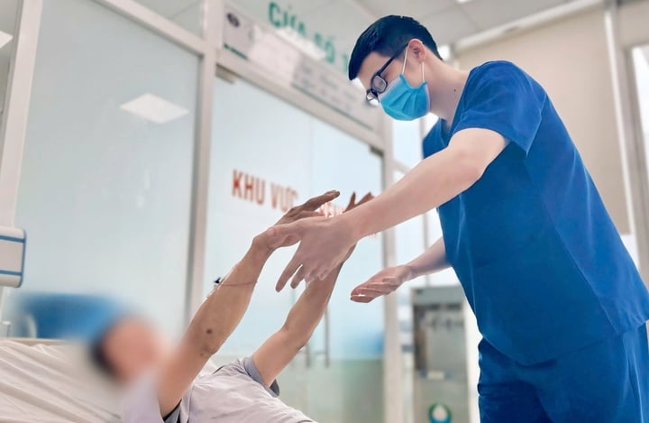 Nam thợ xây nguy kịch vì sốc nhiệt giữa trời nắng gắt- Ảnh 1.